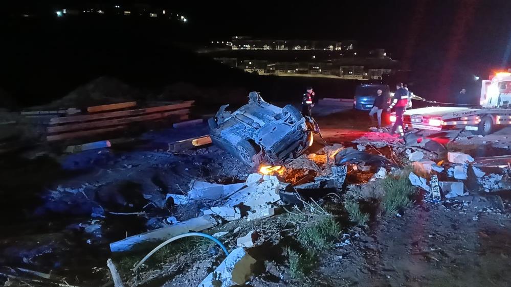 Adıyaman'ın Gölbaşı İlçesinde, İki Otomobilin Çarpışması Sonucu Meydana Gelen Kazada 1'i Ağır, 2 kişi Yaralandı