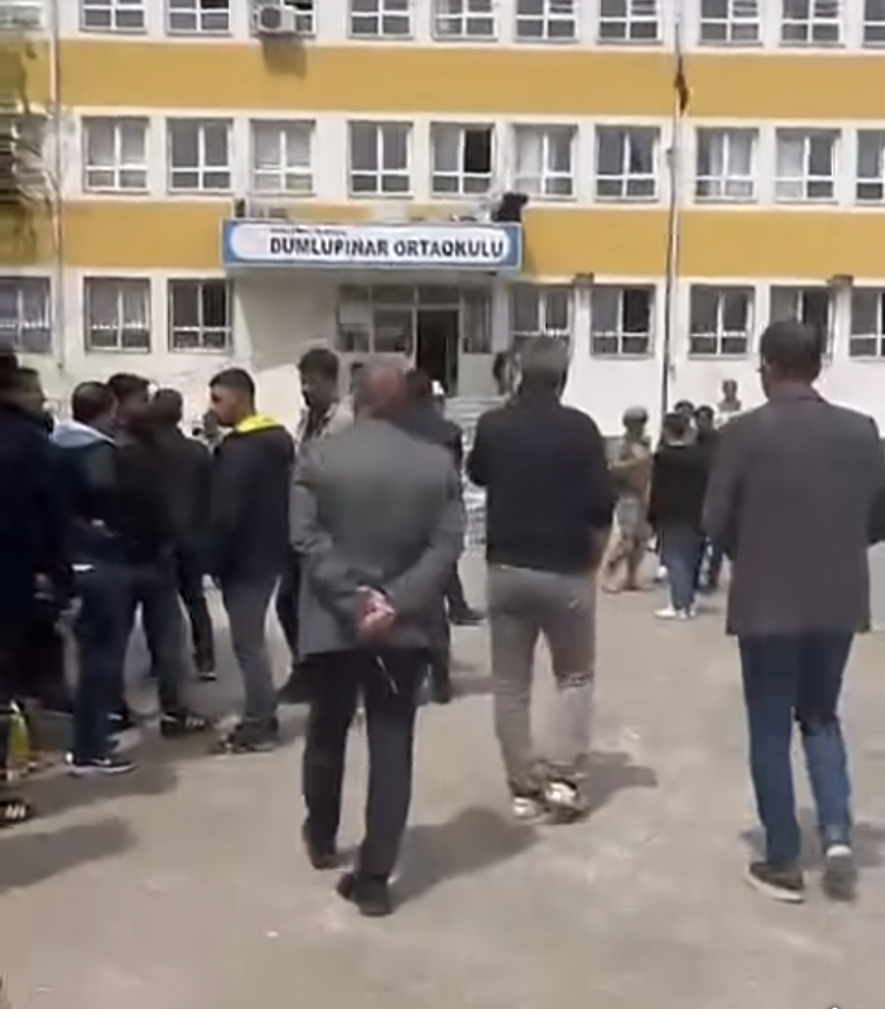 Siverek Dumlupınar Ortaokulu'nda Öğrenci Velisi Olduğunu Beyan Eden Kişinin Şüpheli Davranışları Sonucu Kendisine Müdahale Edildi