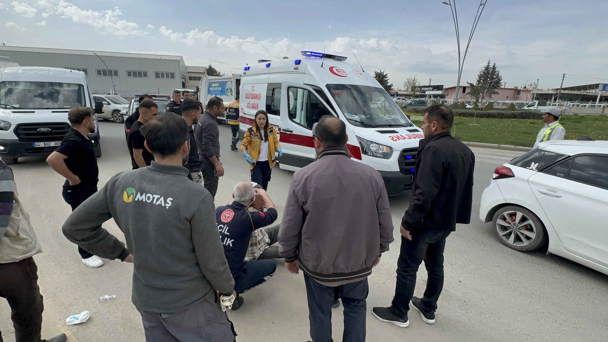 Şehir Mezarlığı Kavşağında Korkunç Kaza; 75 Yaşındaki Adam Yaşam Savaşı Veriyor - 1