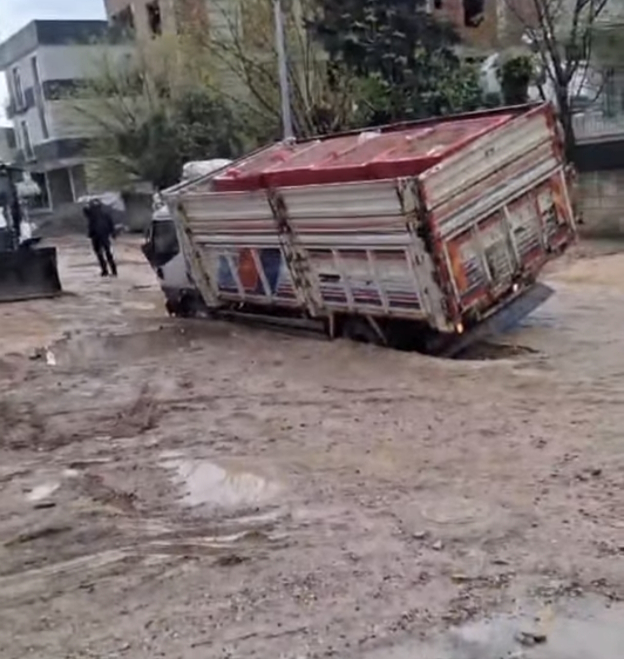 Adıyaman’da Kamyonet Yola Gömüldü