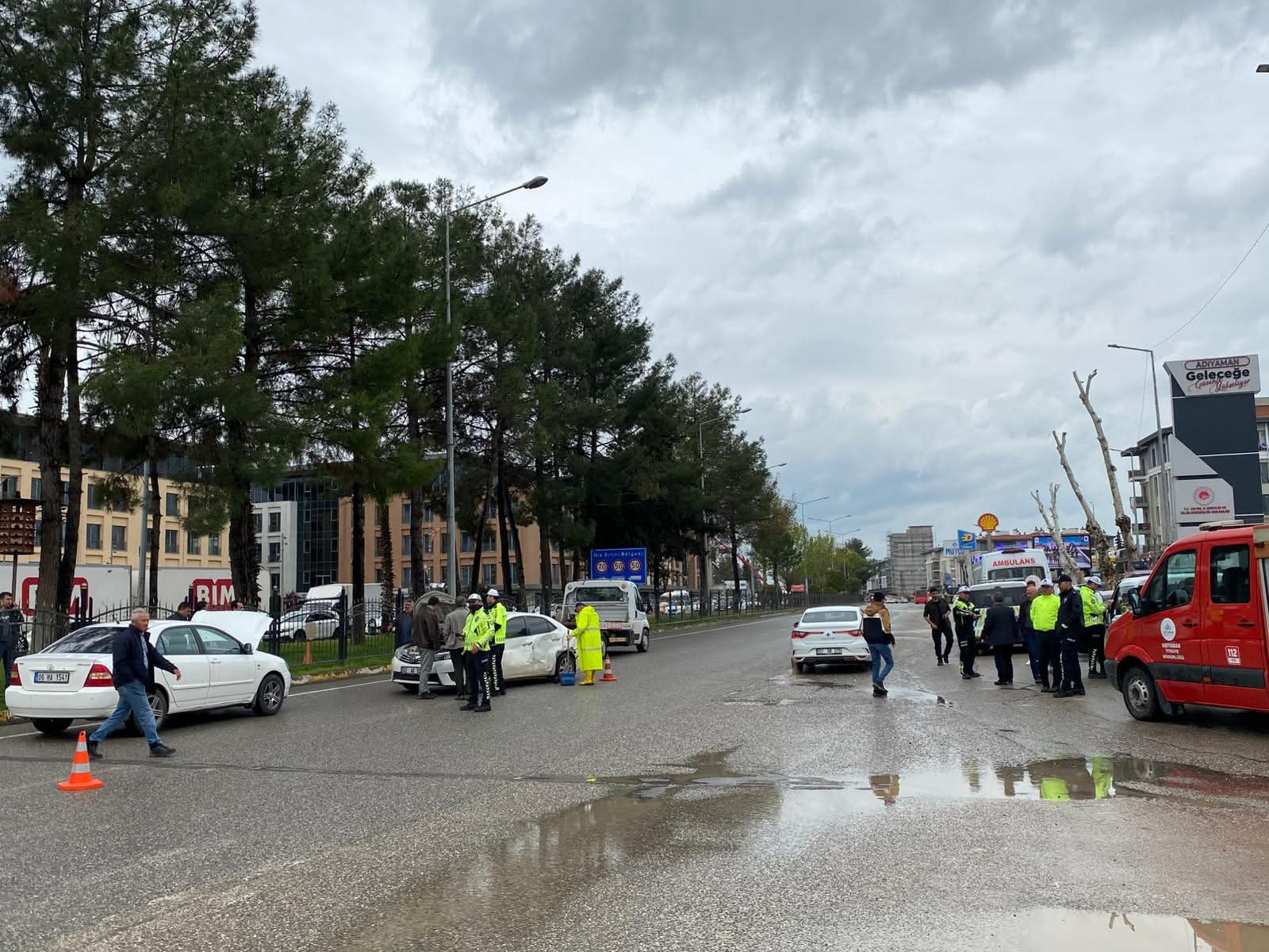 Adıyaman'da 4 aracın karıştığı zincirleme kazada gaz kaçağı paniği! Polisten geniş önlemler aldı.