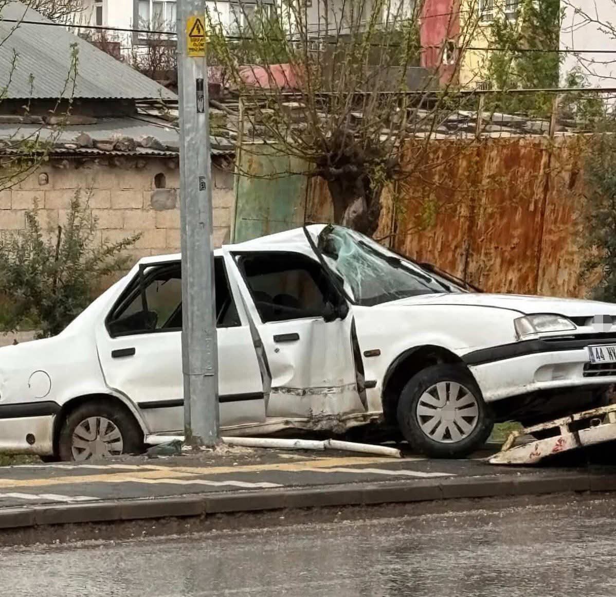 Adıyaman’ın Kahta ilçesinde kontrolden çıkan otomobilin elektrik direğine çarpması sonucu 3 kişi yaralandı.