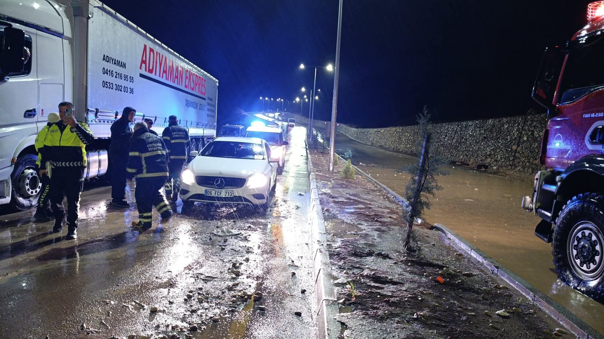 Adıyaman ve İlçelerinde Geceden Beri Devam Eden Yağışlar Hayatı Olumsuz Etkiliyor.