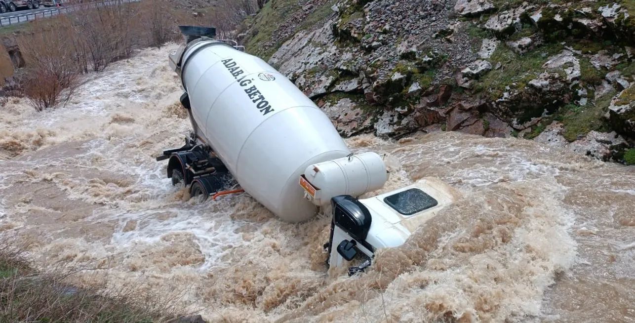 Bitlis'te dereye düşen beton mikserinin sürücüsü kayboldu.