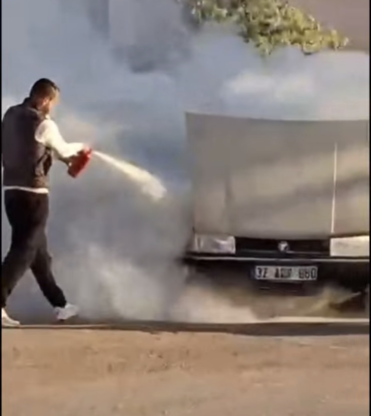 Antalya’da Alev Alan Araca Kahramanca Müdahale: Adıyamanlı Vatandaş Facianın Önüne Geçti