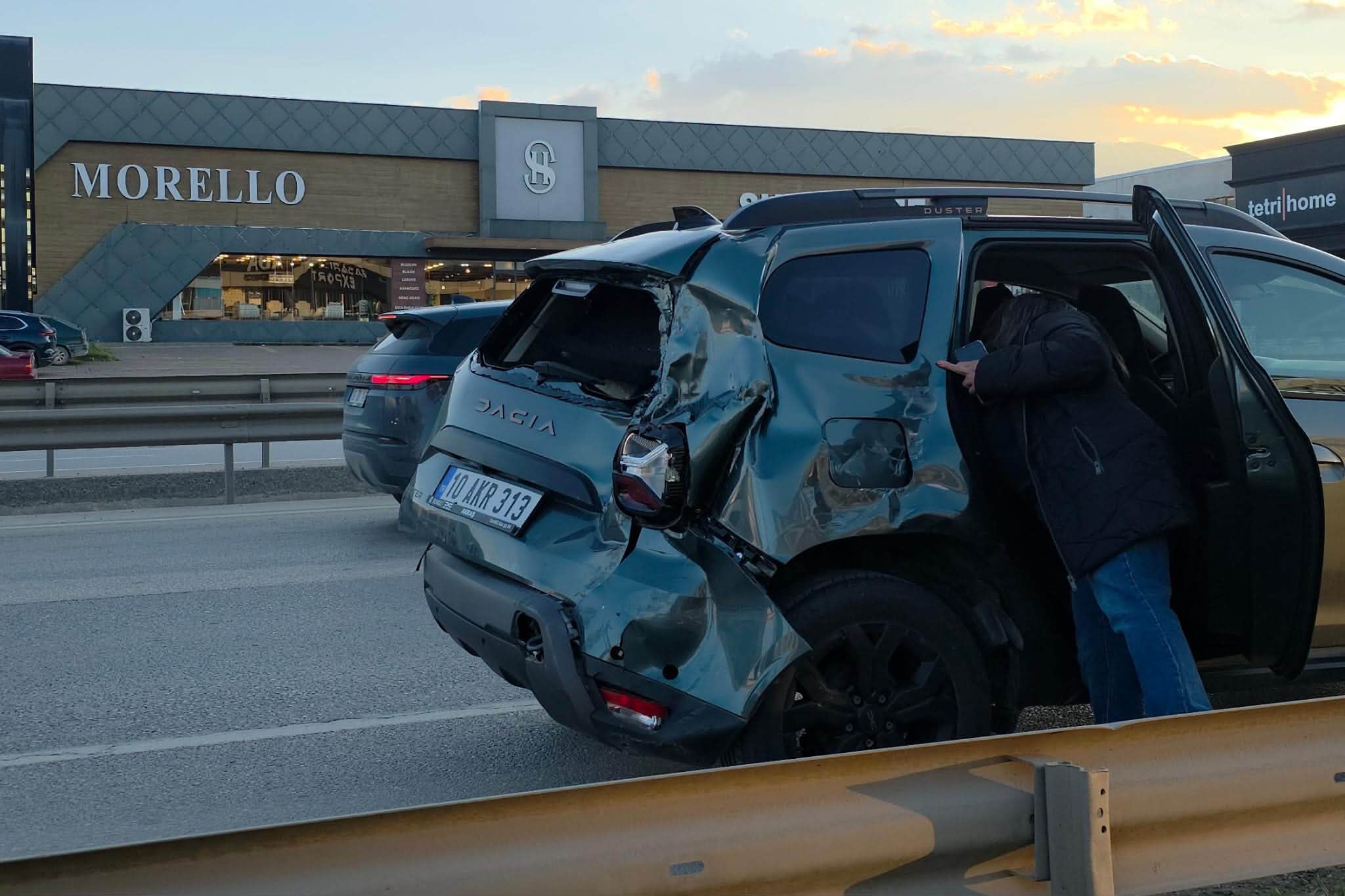 Bursa-Ankara karayolu üzerinde meydana gelen zincirleme kazada 3 araç birbirine çarptı, 1 kişi yaralandı.