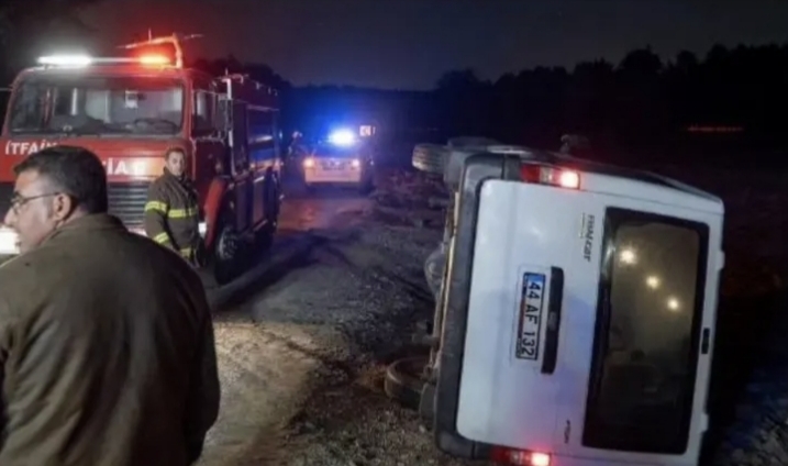 Malatya’nın Doğanşehir ilçesine bağlı Erkenek Mahallesi Çamurlu mevkisinde meydana gelen trafik kazasında, kontrolden çıkan minibüs devrildi.