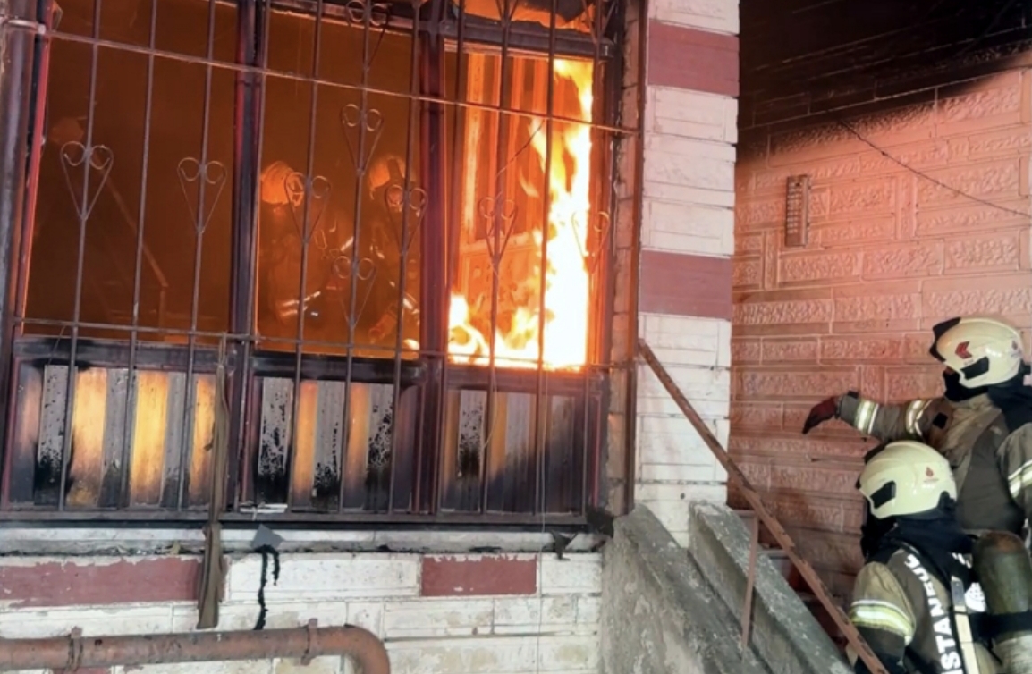 İstanbul'da 4 katlı binada yangın paniği