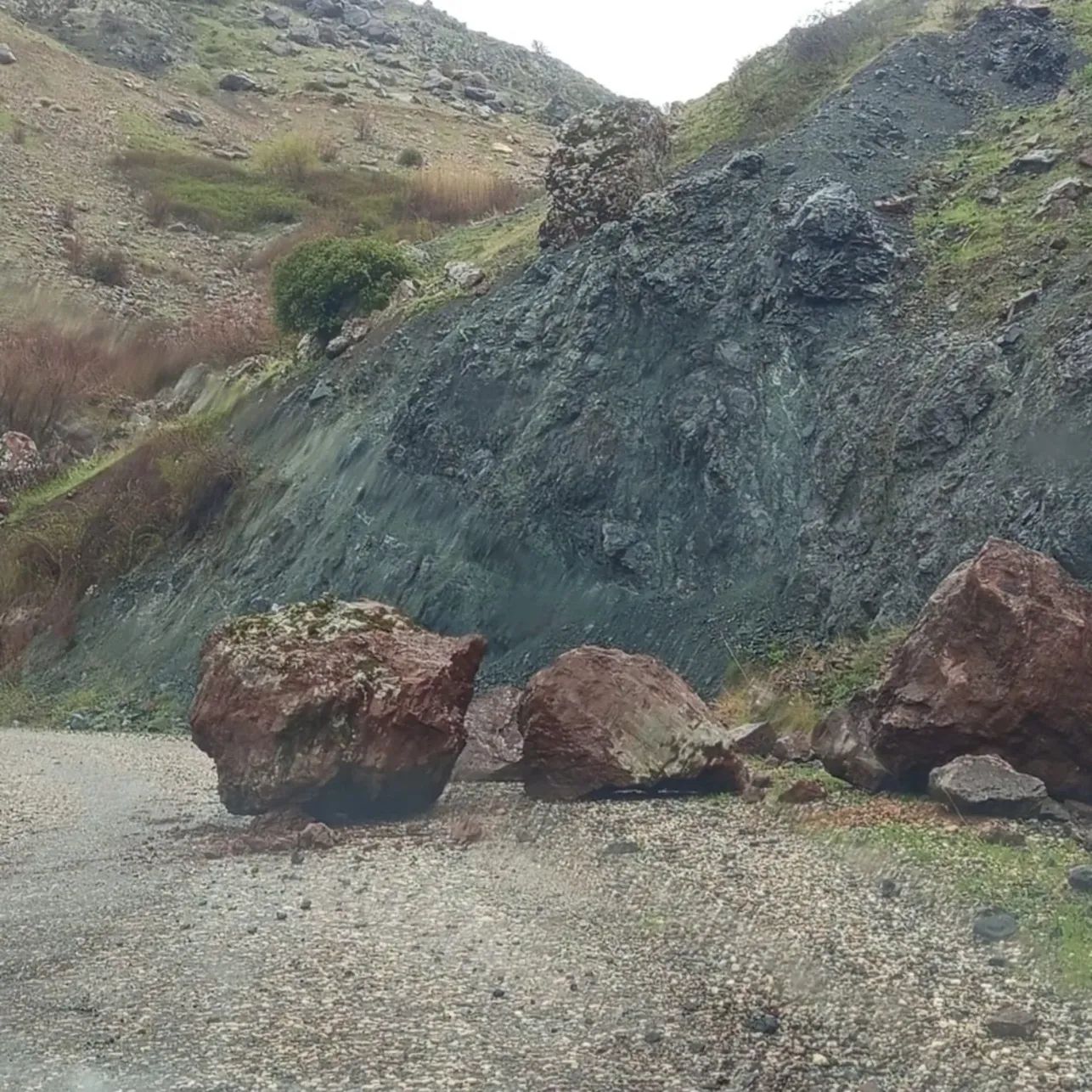 Büyük Kayalar Yola Düştü, Ulaşım Güçlükle Sağlanıyor