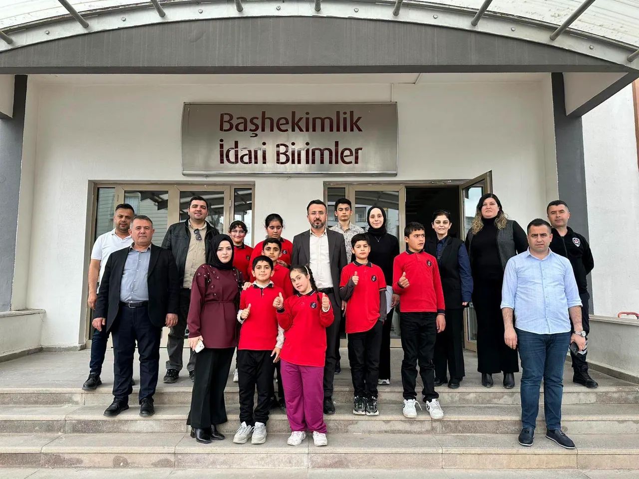 Adıyaman’ın Kahta ilçesinde, Kahta Mevlana Ortaokulu Özel Eğitim Sınıfı öğrencileri öğretmenleri eşliğinde Kahta Devlet Hastanesi’ni ziyaret etti.