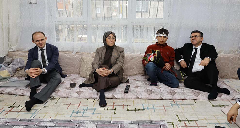 Yaralı öğrencilere anlamlı ziyaret Ziyarette geçmiş olsun dilekleri iletilirken öğrencilerin sağlık durumları hakkında bilgi alındı.