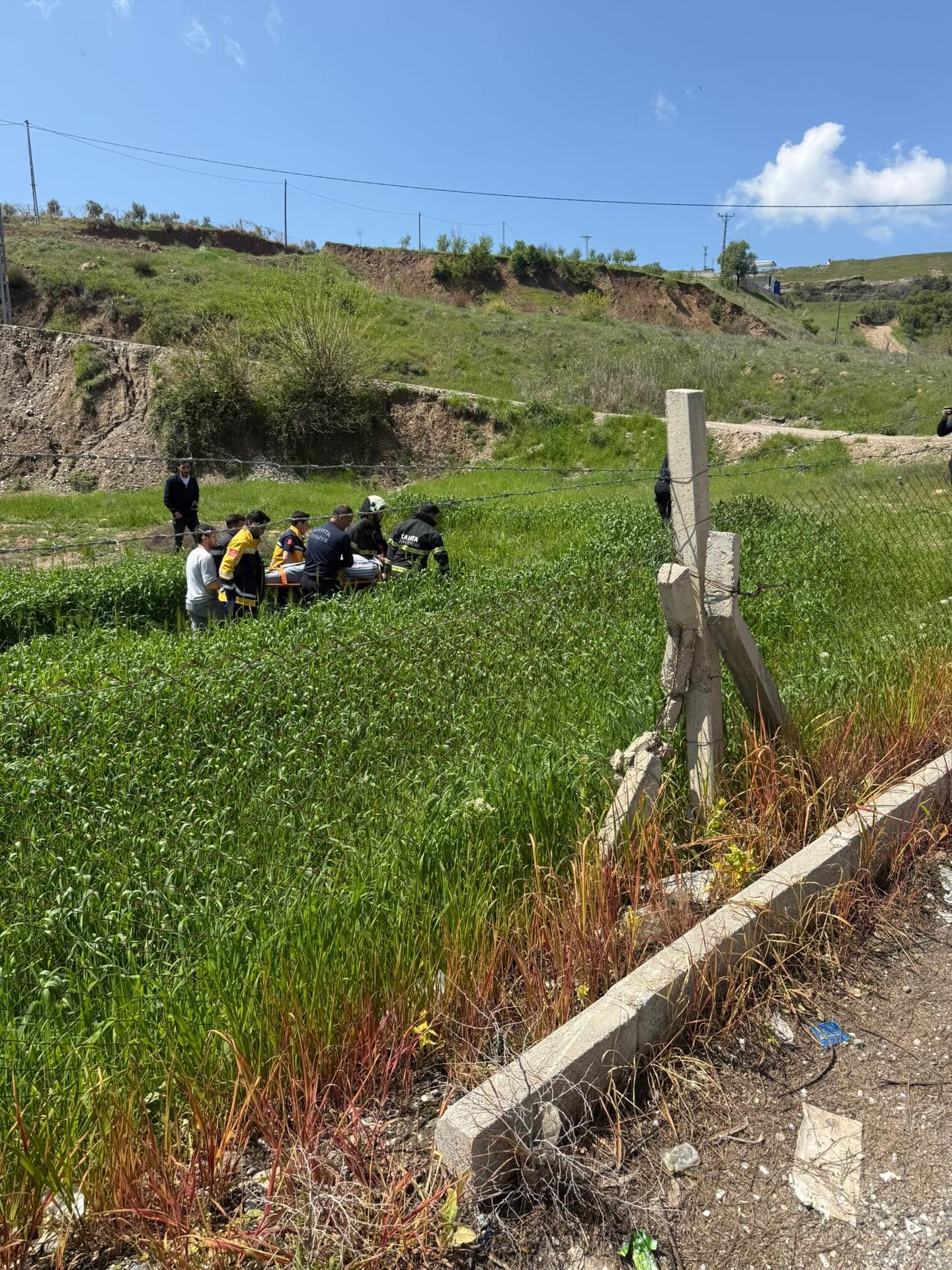 Kahta'da  Otomobilin Tarlaya Uçması Sonucu 1 Kişi Yaralandı