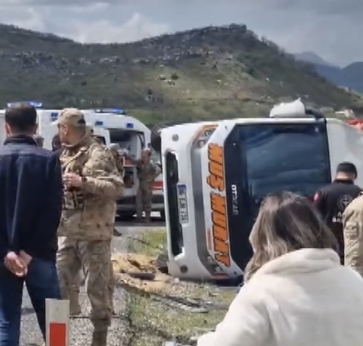 Diyarbakır-Bingöl kara yolunda seyir halindeki yolcu midibüsünün kontrolden çıkarak devrilmesi sonucu 1 kişi hayatını kaybetti, 12 kişi yaralandı.