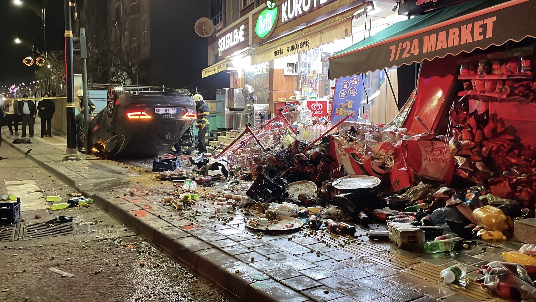 Sivas’ta Kontrolden Çıkan Otomobil Market ve Kuruyemişçiye Çarptı