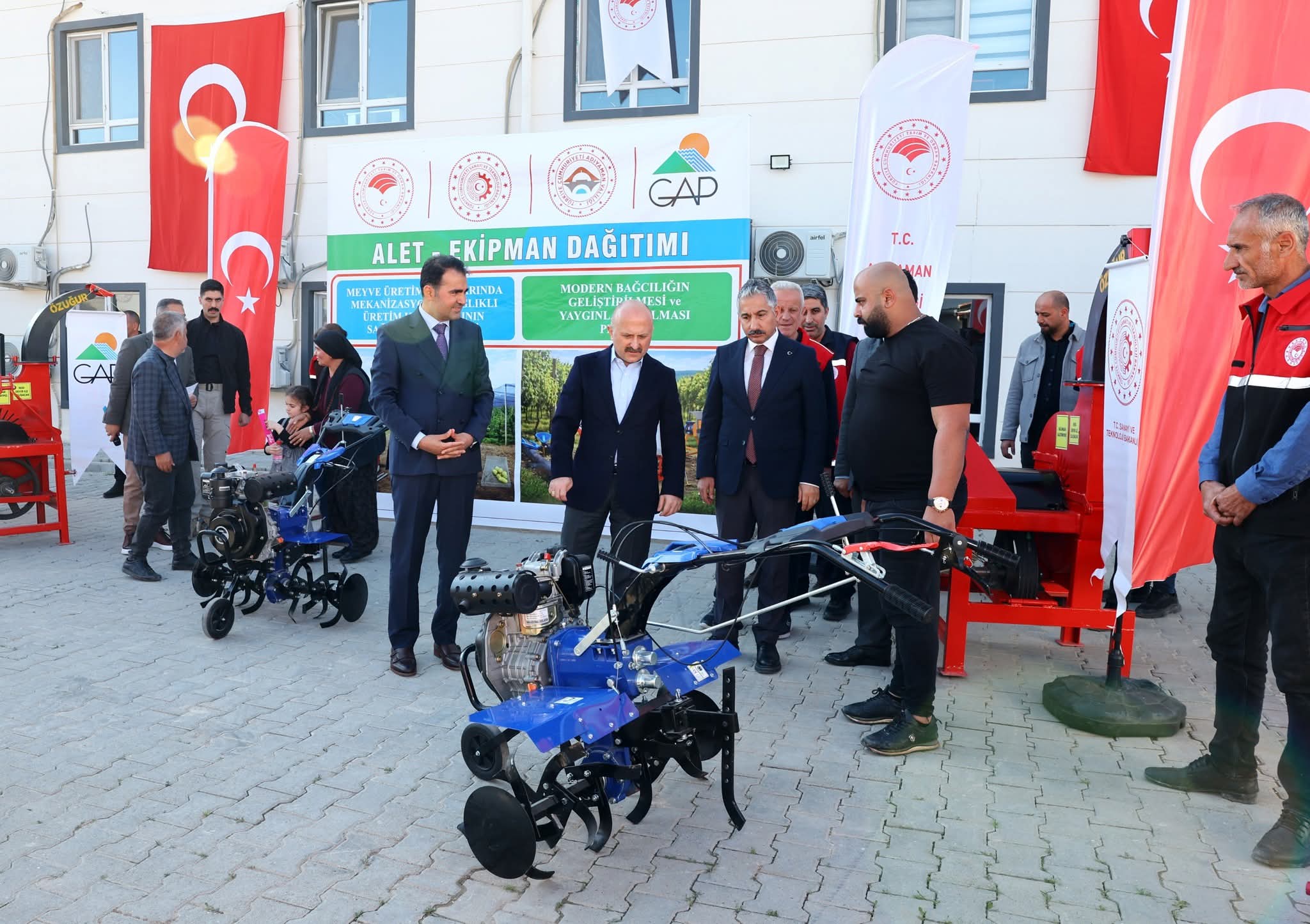 Adıyaman’da düzenlenen törende çiftçilere 20 milyon TL’yi aşan destekle makine ve ekipman dağıtımı yapıldı.