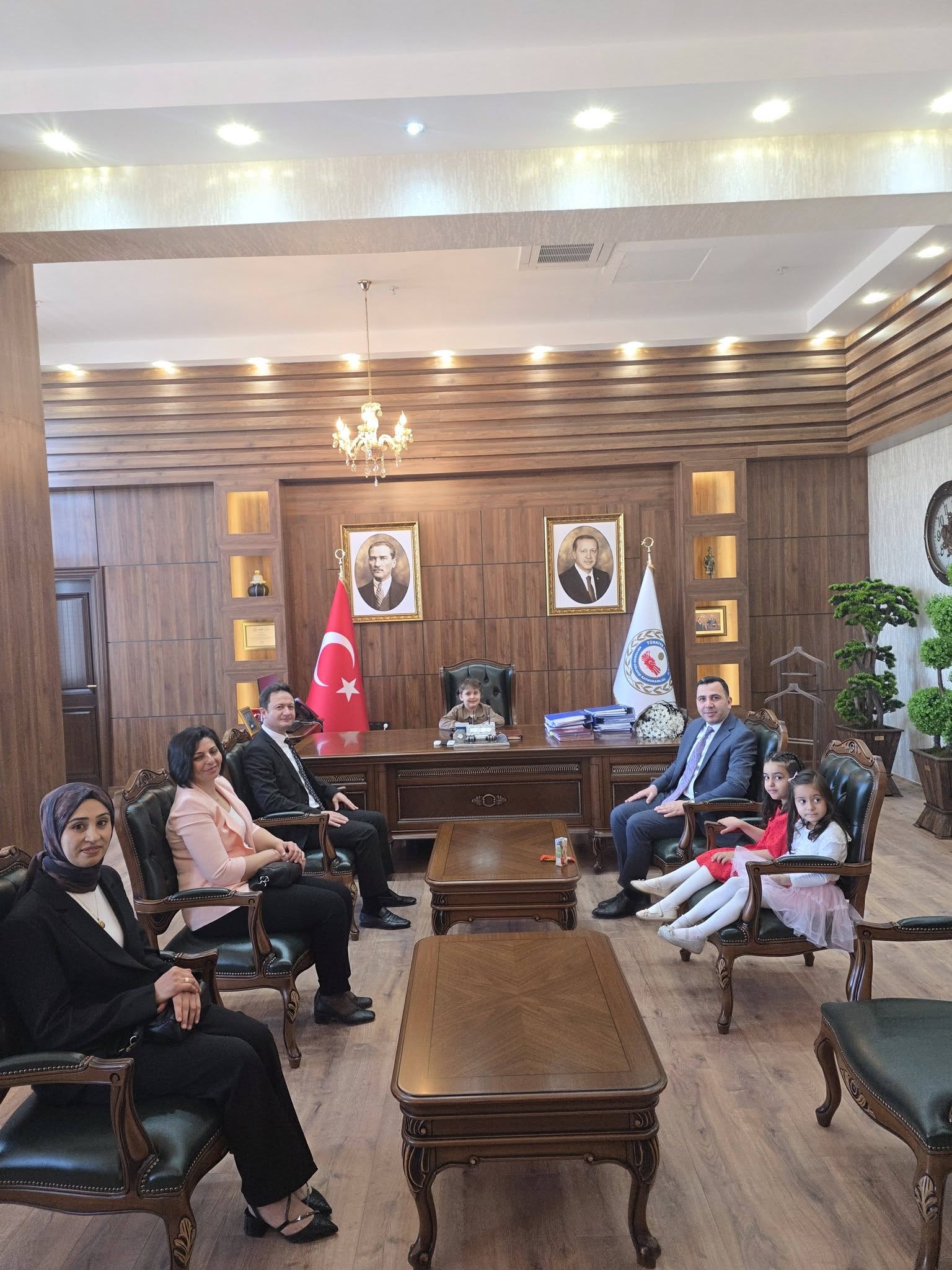 23 Nisan Ulusal Egemenlik ve Çocuk Bayramı kapsamında Gölbaşı Kaymakamlığına Salkım Anaokulu öğrencilerimiz Defne İrem ÇINARLI, İkra YUCA ve Metehan UÇAR oturdu.