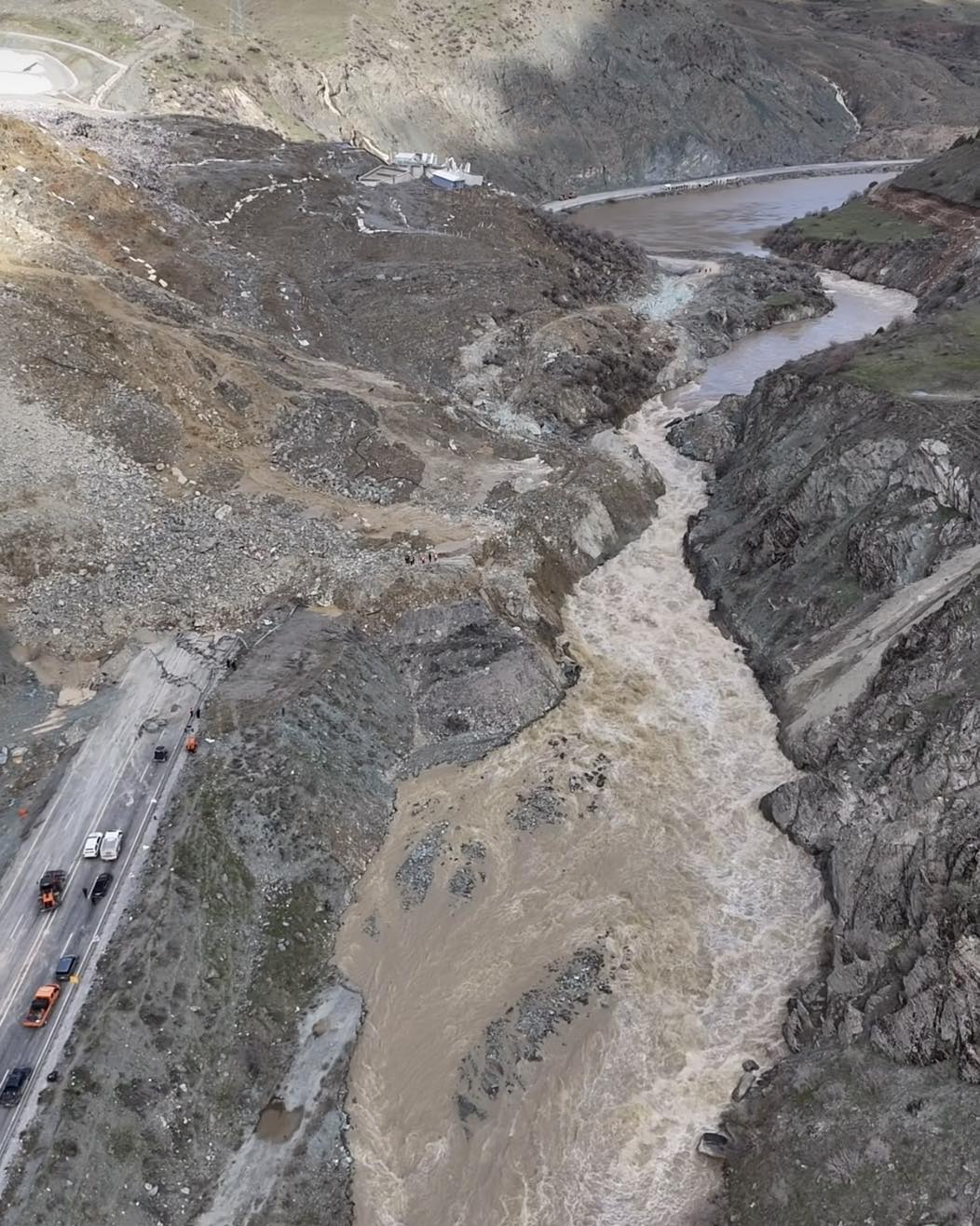 Heyelan sebebiyle kapanan yol ile ilgili temizleme çalışmaları devam ediyor..