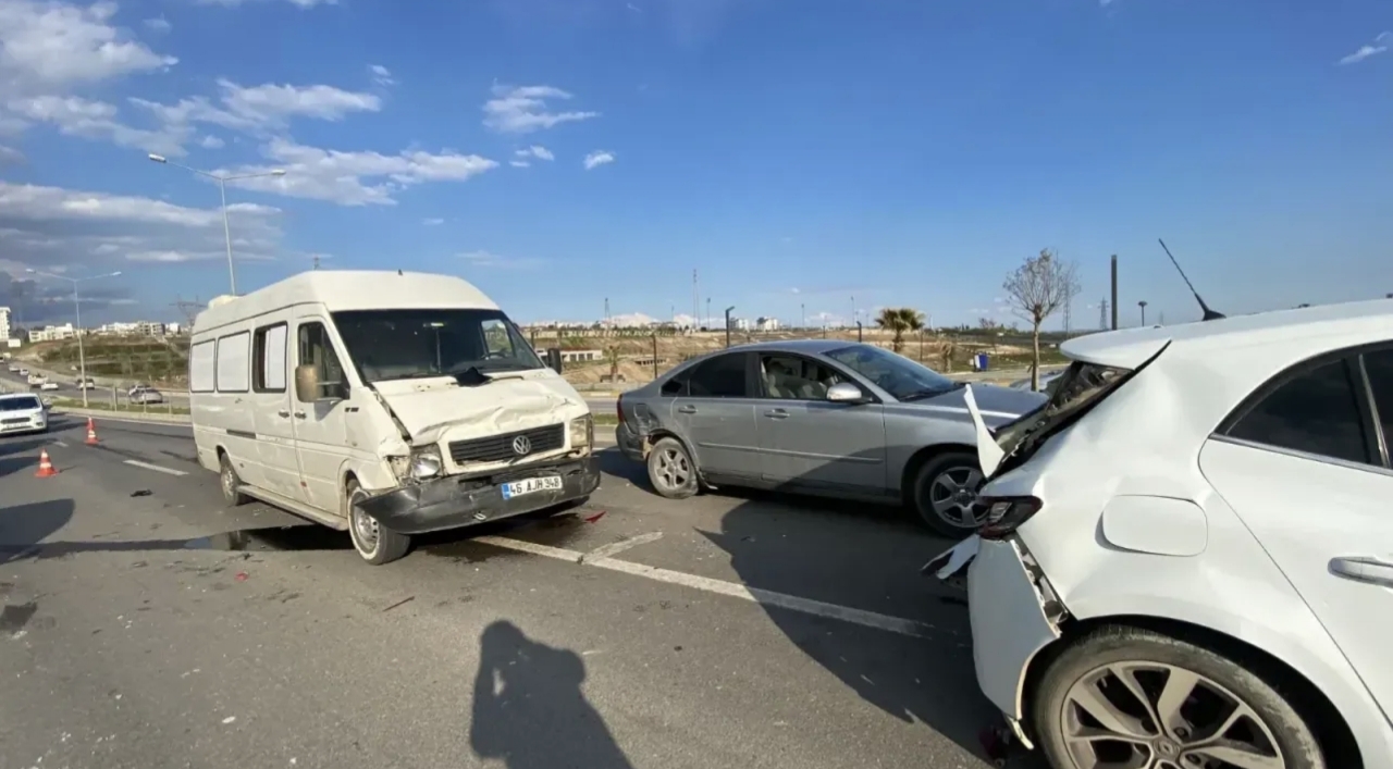 Adıyaman'da Eğriçay Köprüsü üzerinde zincirleme trafik kazası.