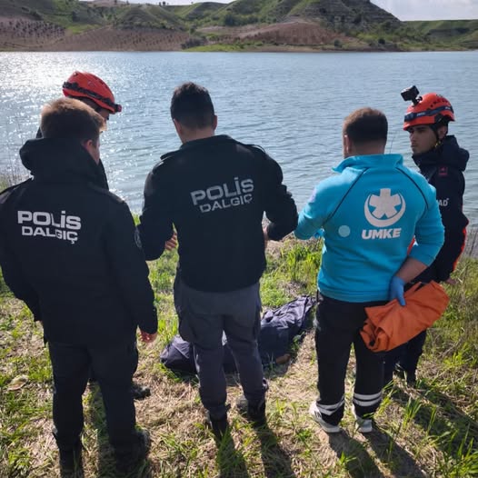 Adıyaman'da Atatürk Barajı'na girerek suda boğulan yaşlı adamın cansız bedeni bulundu.