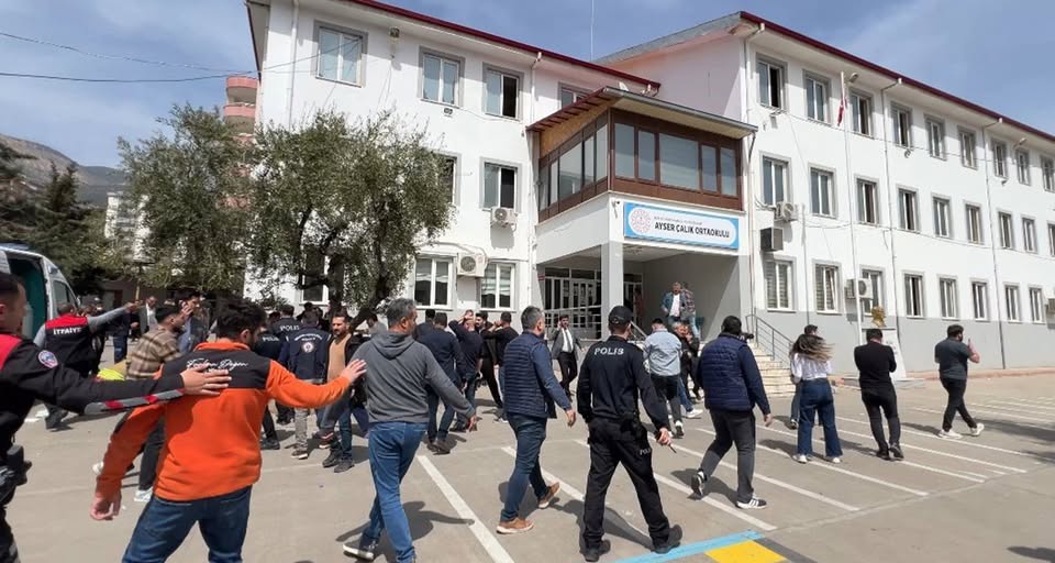 İçişleri Bakanı Mustafa Çiftçi, Şanlıurfa ve Kahramanmaraş'ta yaşanan olayların ardından okullarda "7 basamaklı güvenlik modeli"ne geçildiğini açıkladı.