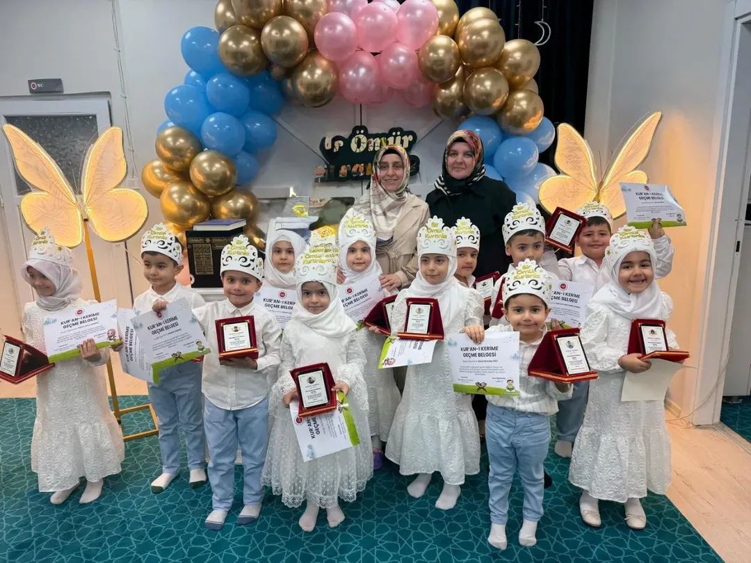 Adıyaman’da faaliyet gösteren Hasan Mehmethan Yıldırım 4-6 Yaş Kur’an Kursu bünyesindeki Kur’an Yıldızları Sınıfı öğrencileri için düzenlenen “Kur’an’a Geçiş Programı” büyük bir coşku ve mutluluk içerisinde gerçekleştirildi.