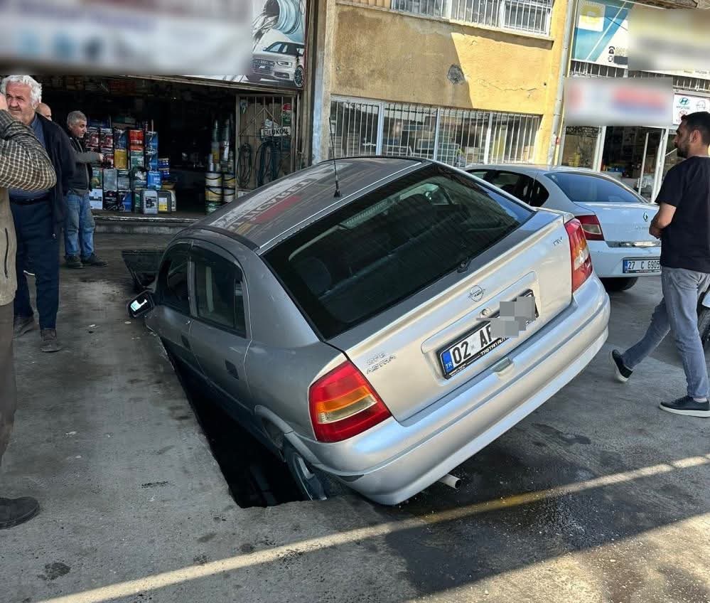 Adıyaman merkez Altınşehir Mahallesi Küçük Sanayi Sitesinde, sürücüsü öğrenilemeyen bir otomobil, bakım kanalına düştü. - 1