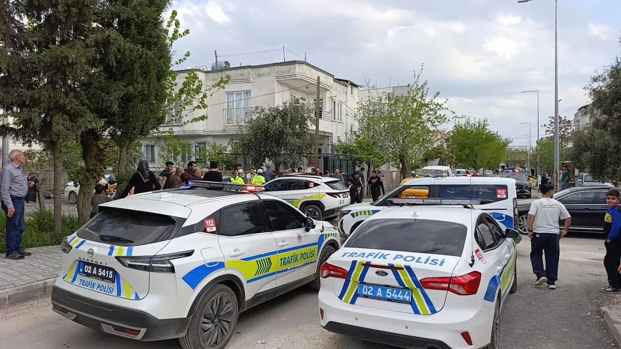 ‎Adıyaman’da maddi hasarlı kaza sonrası kazanın tarafları bir birine girdi.