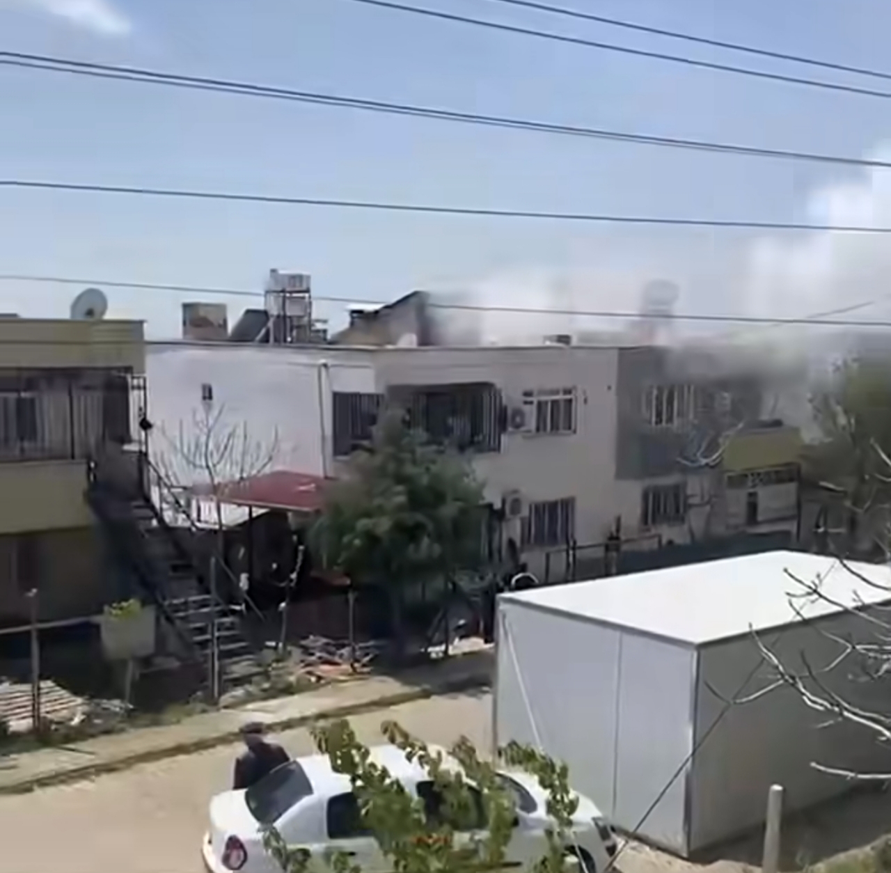 Adıyaman’da Kayaönü mevkiinde bulunan afet konutlarında çıkan yangın paniğe neden oldu.