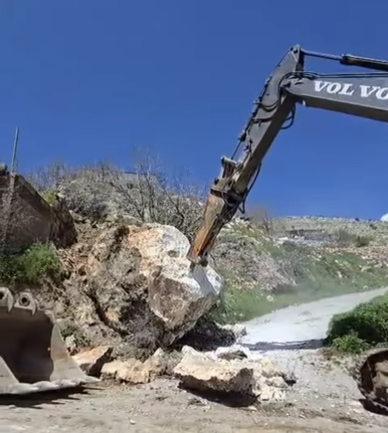 KAHTA - KOÇTEPE KÖYÜNDE HEYELAN SONRASI YOL AÇILDI
