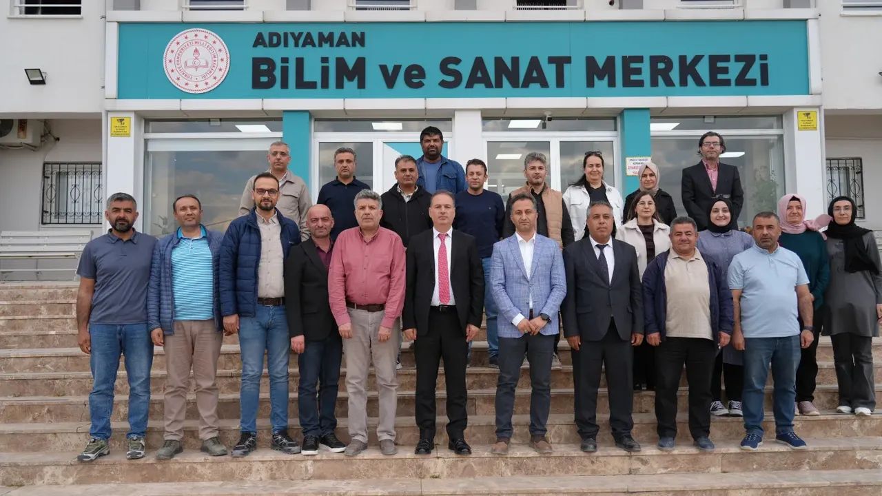 İl Millî Eğitim Müdürü Ali Tosun, Adıyaman Bilim ve Sanat Merkezi’nde (BİLSEM) Çapa Fen Lisesi iş birliğiyle yürütülen “İnsansız Hava Aracı (İHA) Tasarım ve Yapım Kursu”nu ziyaret etti