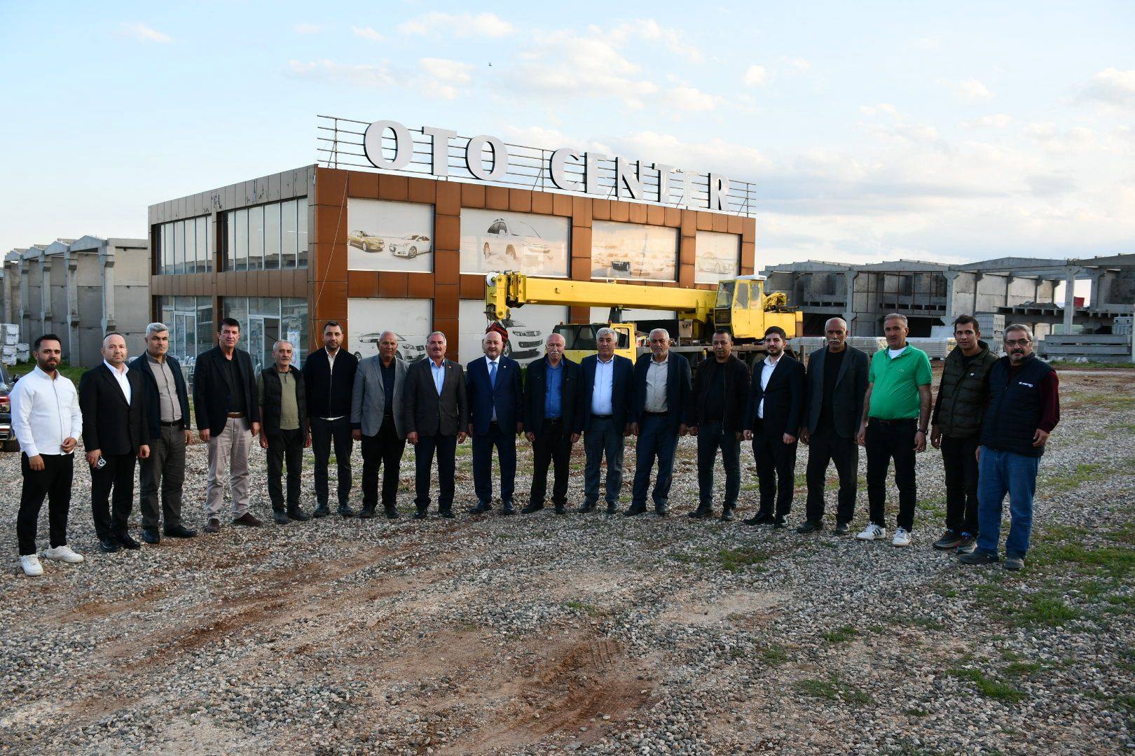 Ak Parti Adıyaman Milletvekili Resul Kurt, Oto Center Yeni Galericiler Sitesi’ni ziyaret ederek Site Başkanı Ahmet Gündüz ve galerici esnaflarla bir araya geldi