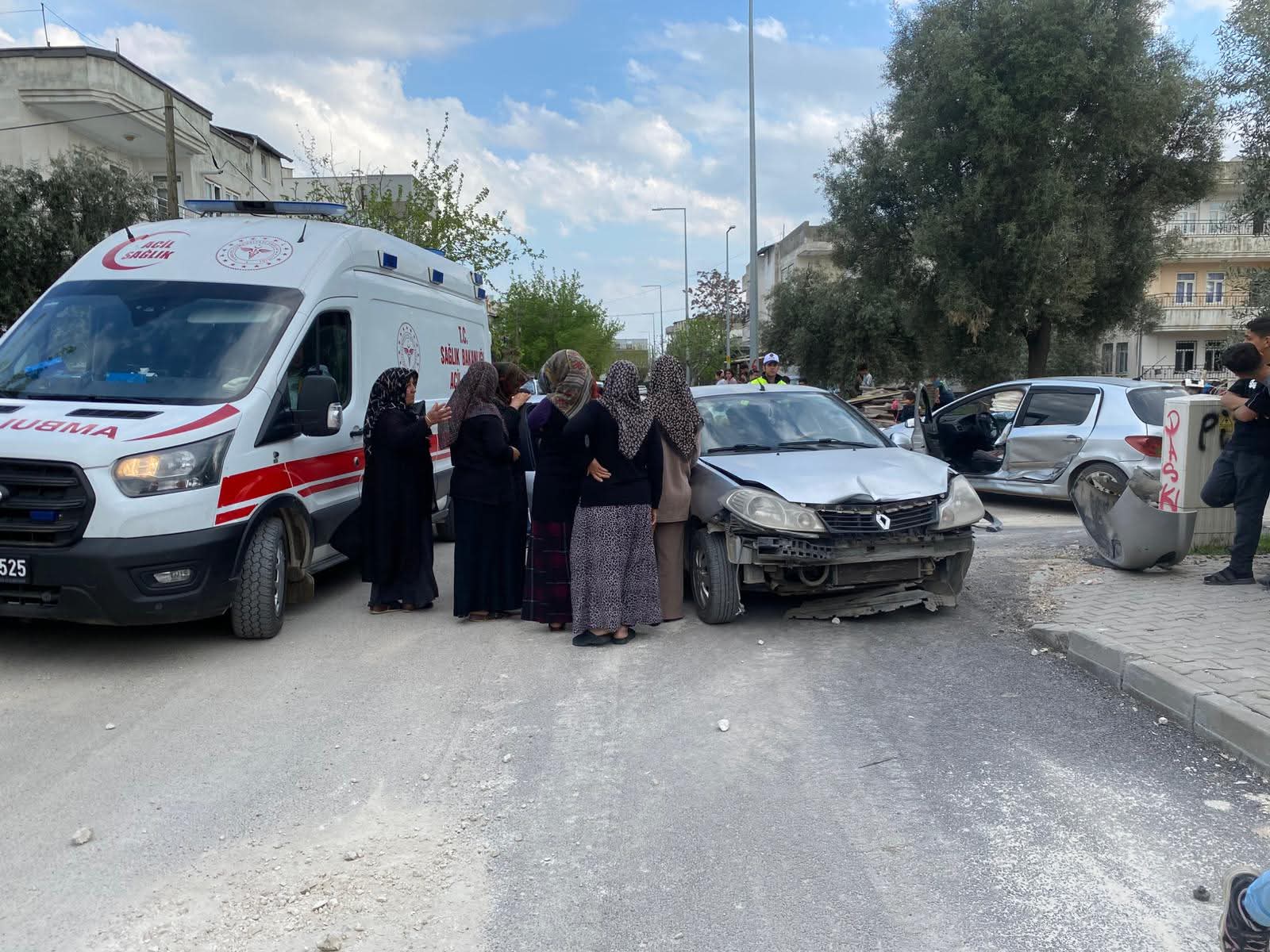 Adıyaman'da trafik kazası sonrası taraflar birbirine girdi! 2 Yaralı