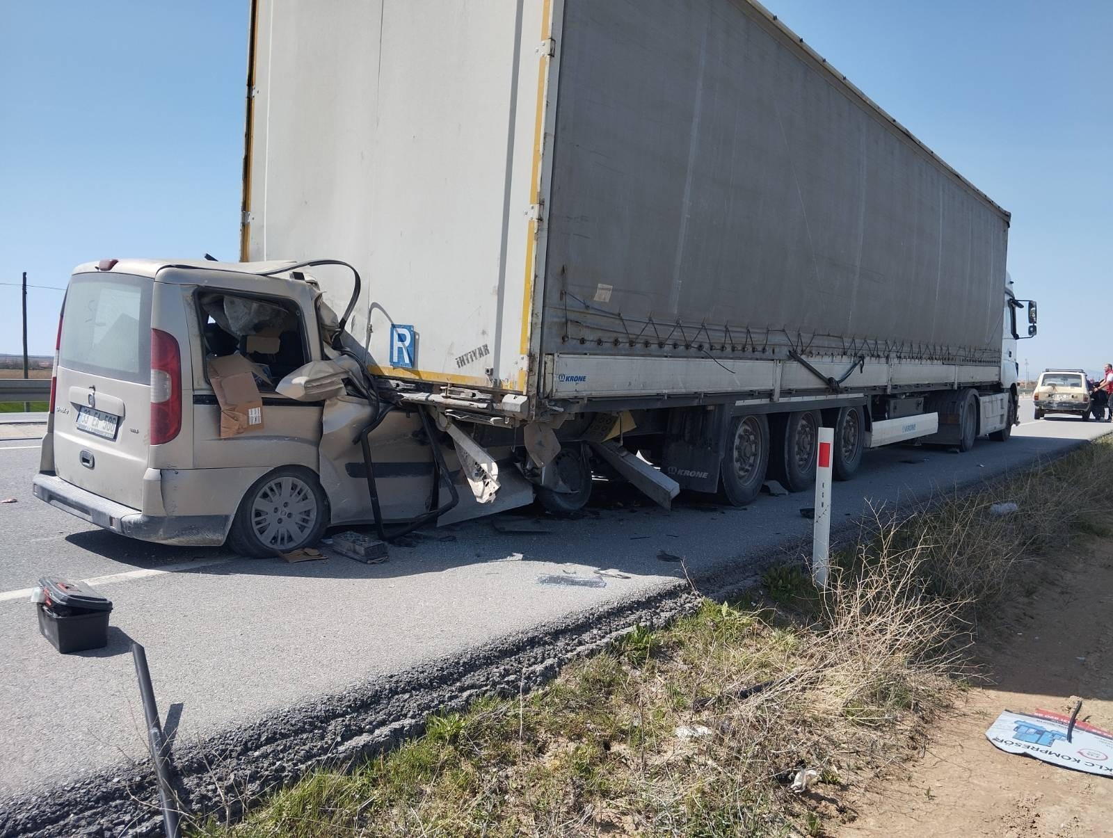Hafif Ticari Araç, Tırın Dorsesine Ok Gibi Saplandı