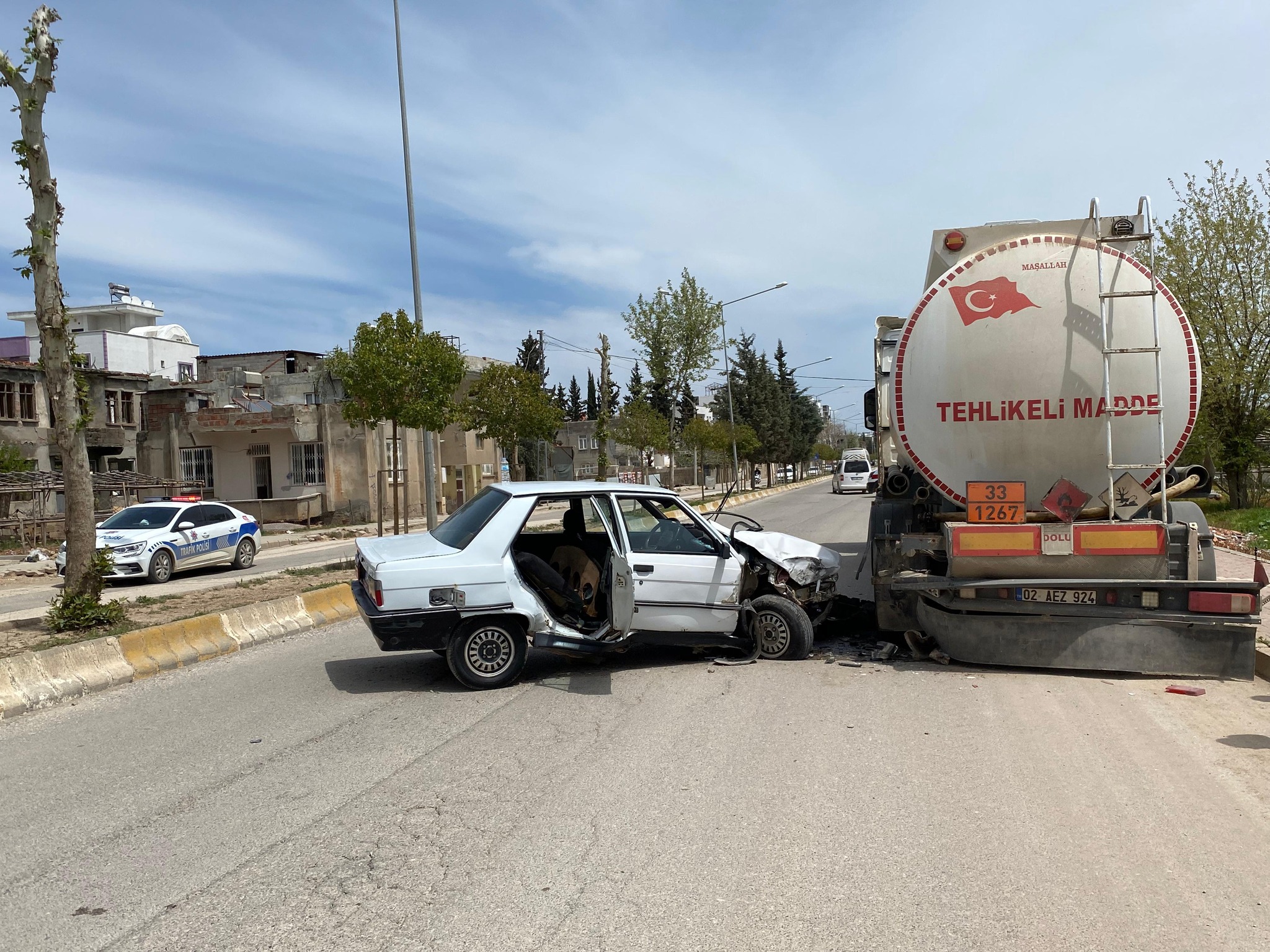 Adıyaman'da Korkutan Kaza; Otomobil Park Halindeki Tıra Çarptı.