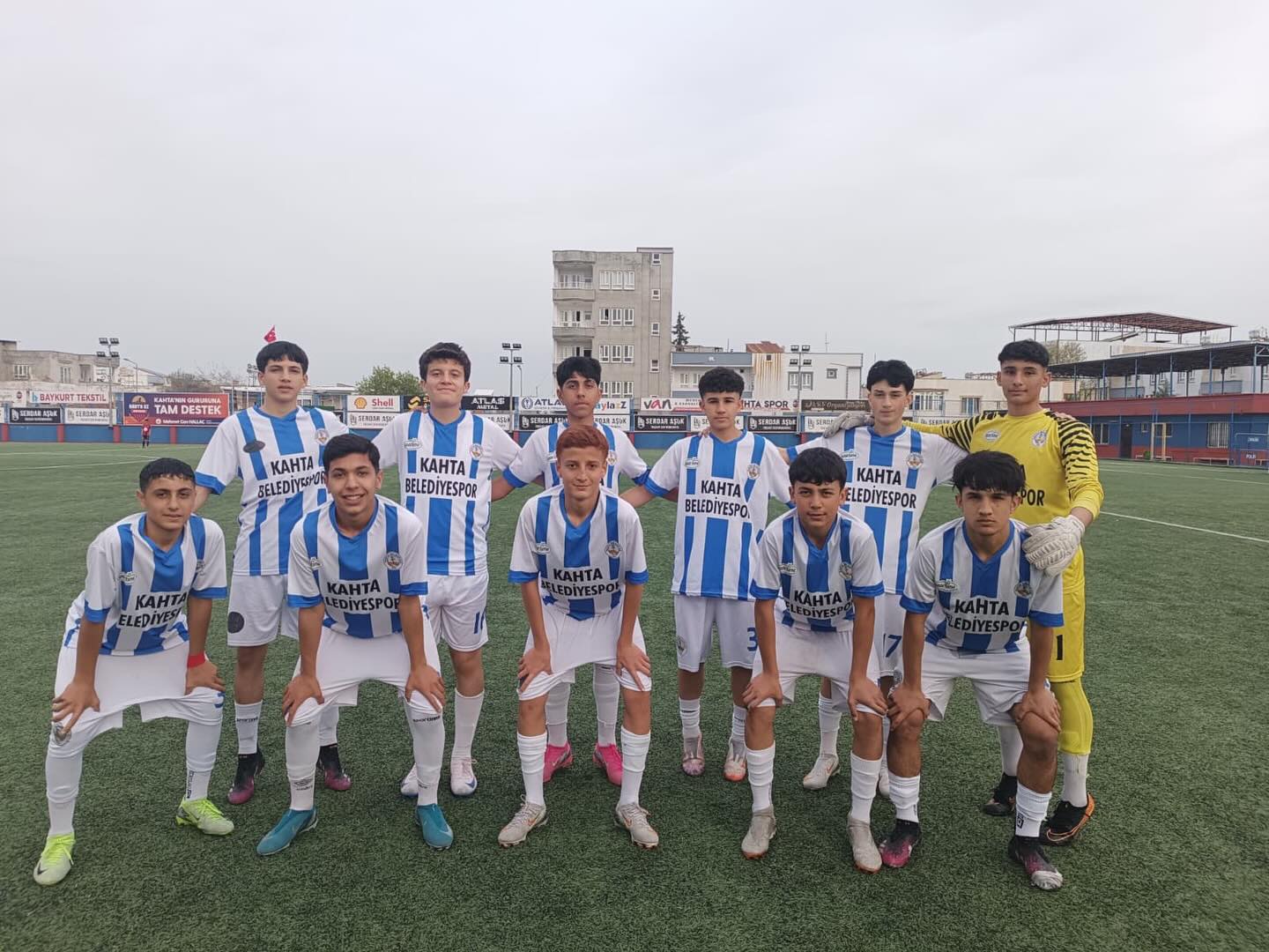 Kahta Belediyespor’umuzun Gençleri Sahada Yüreğini Ortaya Koydu, Gölbaşı Spor Karşısında Aldıkları 4-1’lik Galibiyetle Playoff Finallerine Adını Yazdırdı.