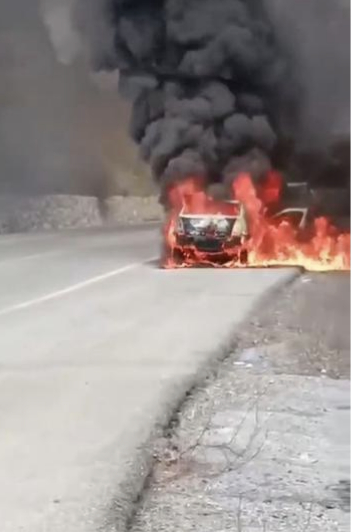 Seyir halindeyken yangın çıkan otomobil kullanılamaz hale geldi.