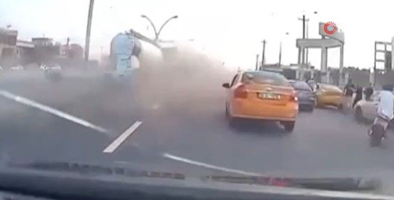Freni Patlayan Tır Kontrolden Çıktı. 38 Aracın Karıştığı Zincirleme Trafik Kazasında 7 kişi Hayatını Kaybetti, 23 Kişi Yaralandı. - 1