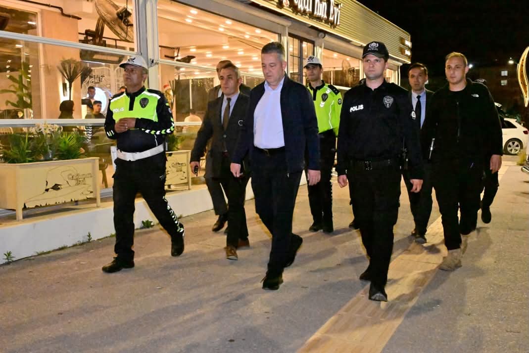 Adıyaman Emniyet Müdürü Narman ve Ekibi Akşam Saatlerinde Gökkuşağı Caddesi'nde Çeşitli Ziyaretler de Bulundu