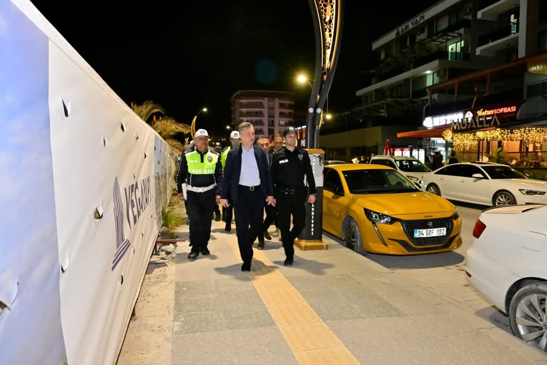 Adıyaman Emniyet Müdürü Narman ve Ekibi Akşam Saatlerinde Gökkuşağı Caddesi'nde Çeşitli Ziyaretler de Bulundu - 2