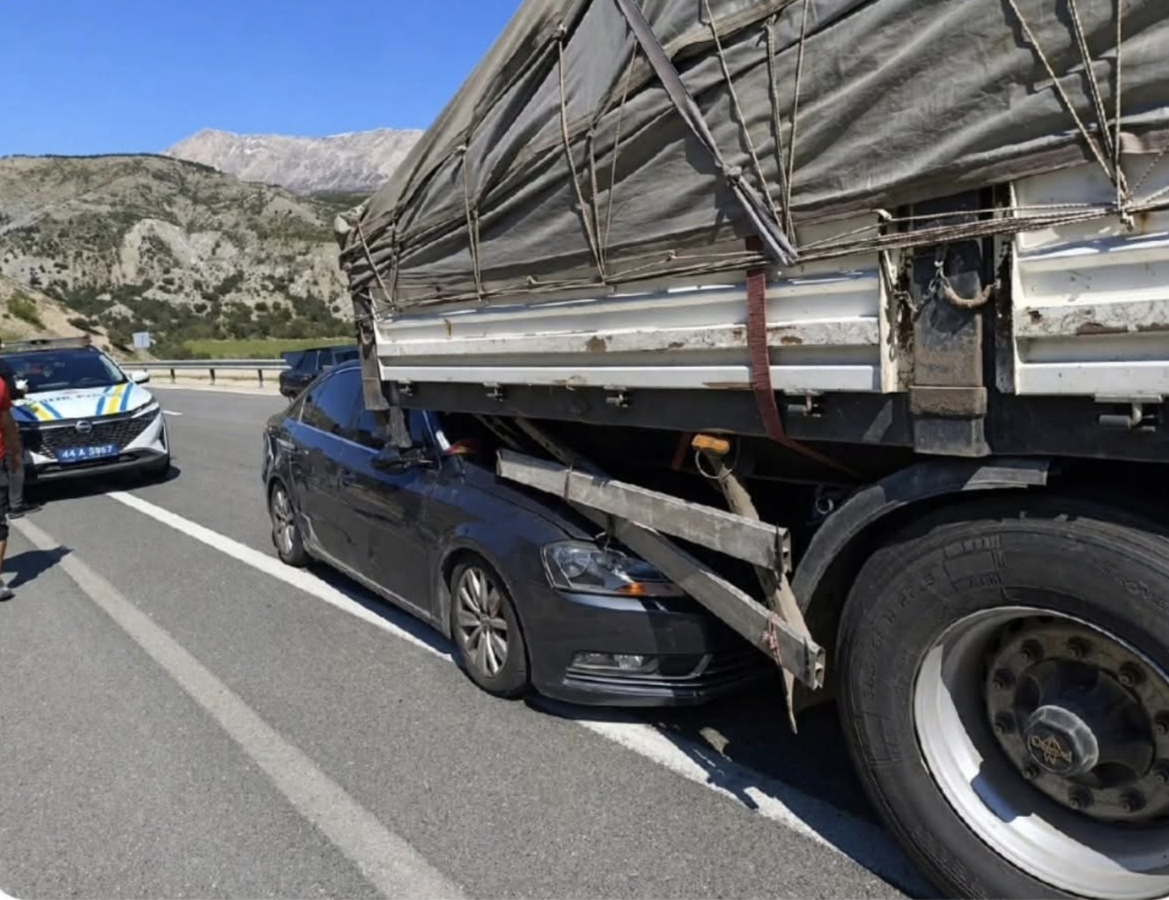 Tır'a Arkadan Çarpan Sürücü Yaralandı - 1