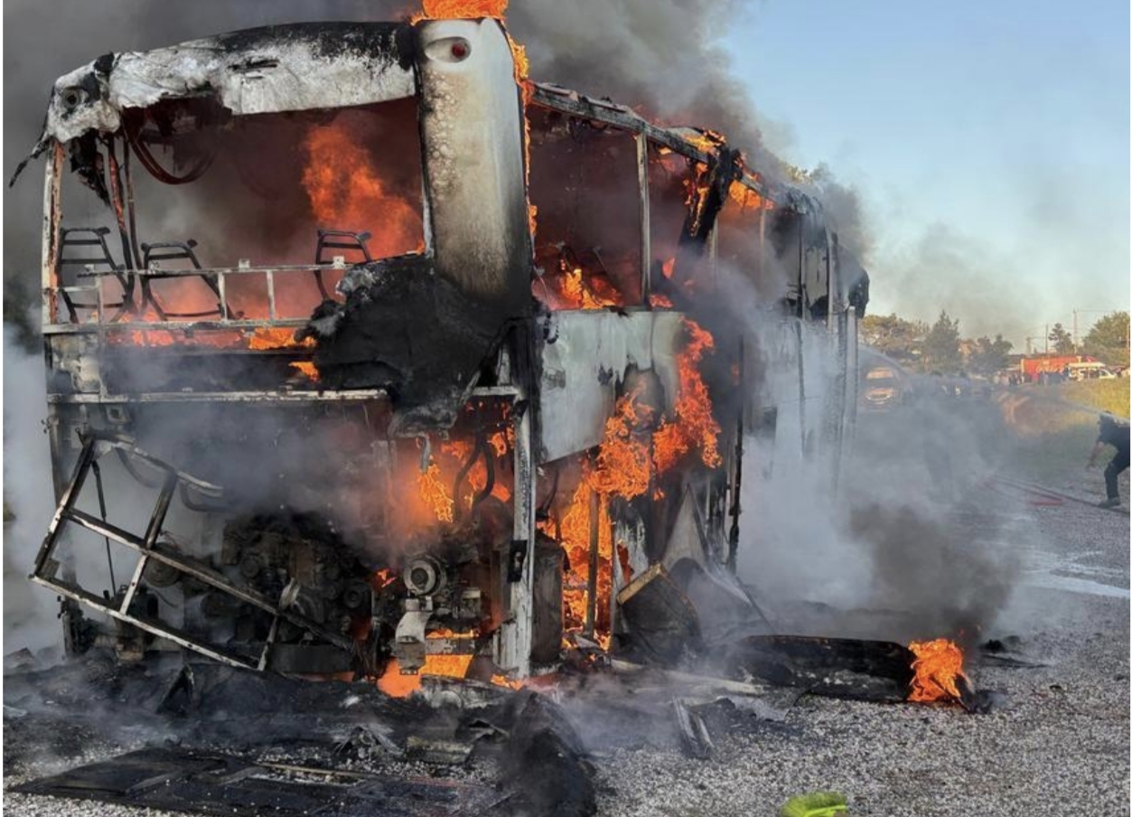 Marmaris Datça Karayolu'na seyir halindeyken yanmaya başlayan tur otobüsü kısa sürede alev topuna döndü - 1