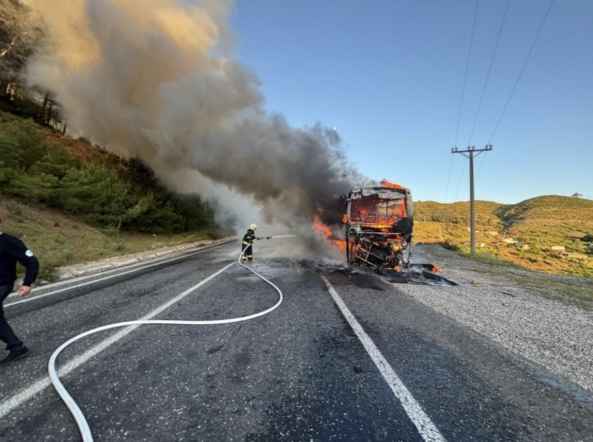 Marmaris Datça Karayolu'na seyir halindeyken yanmaya başlayan tur otobüsü kısa sürede alev topuna döndü - 2