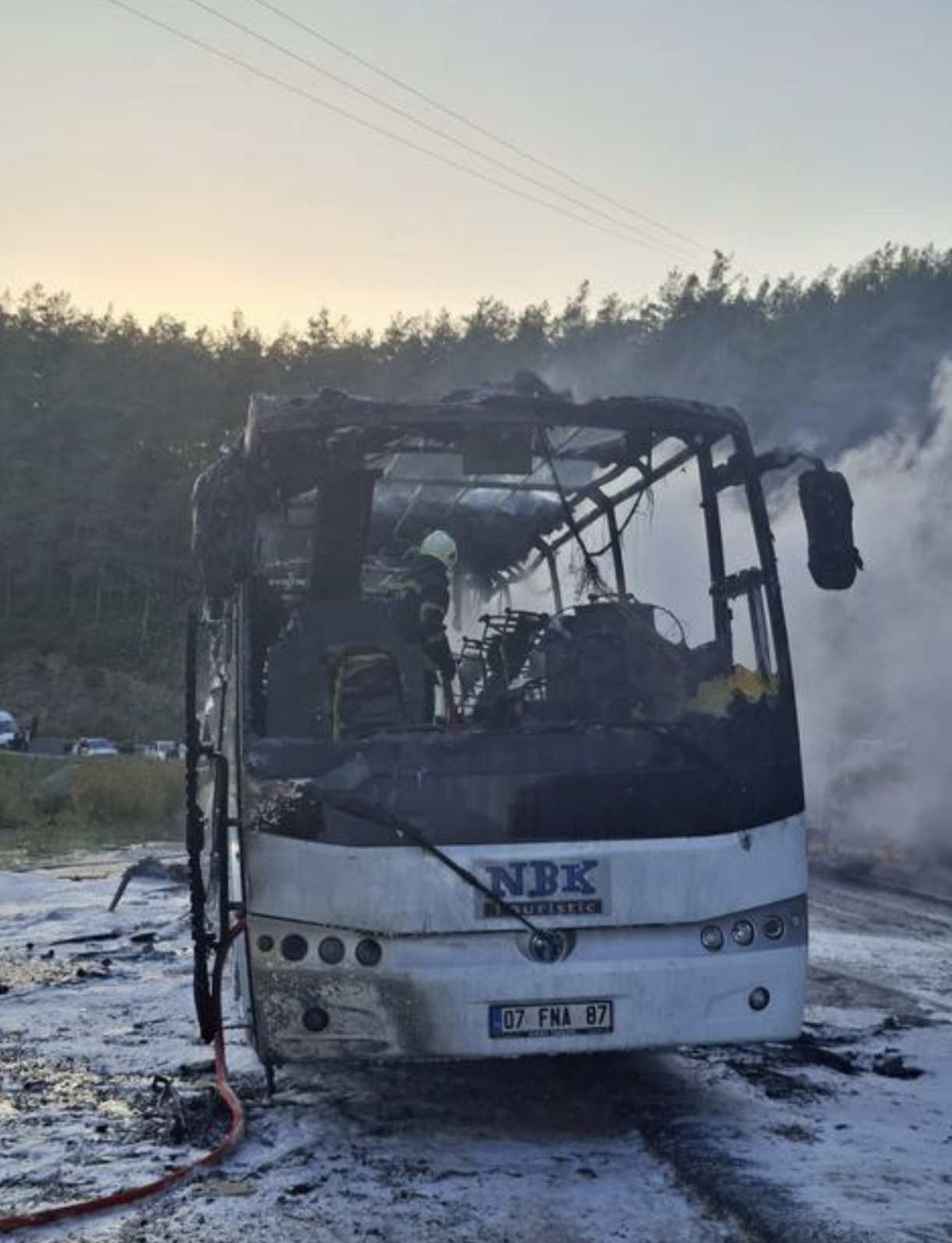 Marmaris Datça Karayolu'na seyir halindeyken yanmaya başlayan tur otobüsü kısa sürede alev topuna döndü - 3