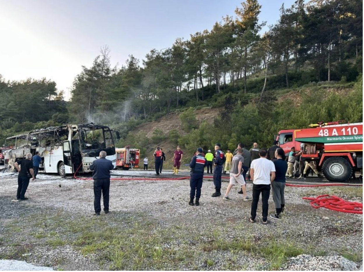 Marmaris Datça Karayolu'na seyir halindeyken yanmaya başlayan tur otobüsü kısa sürede alev topuna döndü - 4