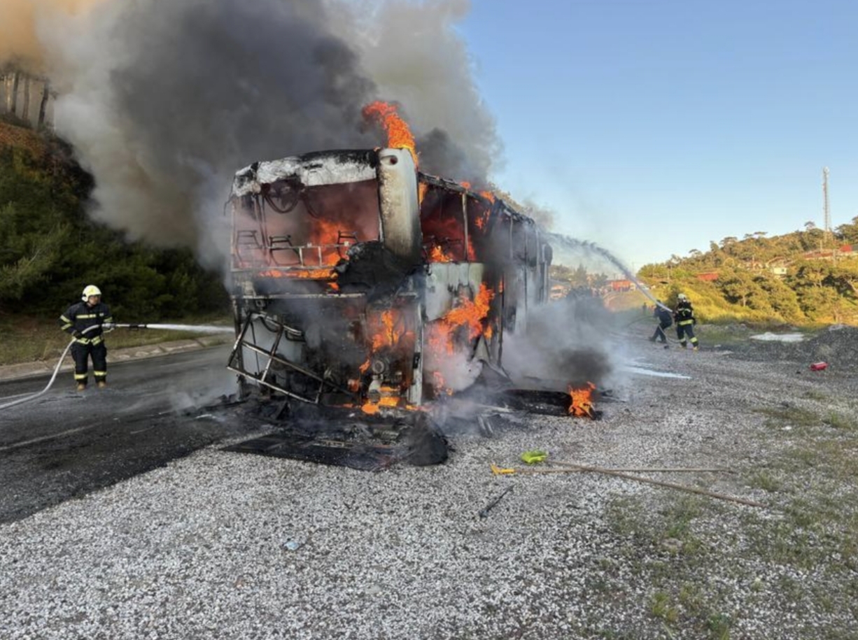 Marmaris Datça Karayolu'na seyir halindeyken yanmaya başlayan tur otobüsü kısa sürede alev topuna döndü - 5