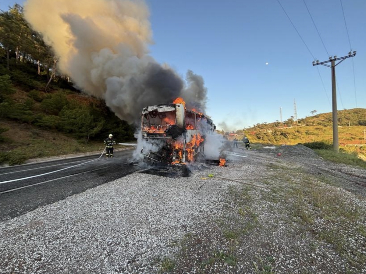 Marmaris Datça Karayolu'na seyir halindeyken yanmaya başlayan tur otobüsü kısa sürede alev topuna döndü - 6