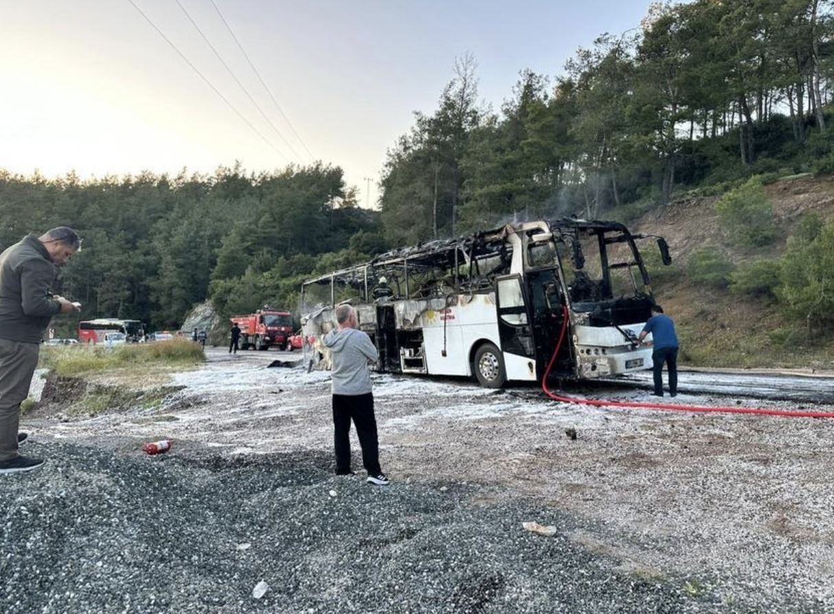 Marmaris Datça Karayolu'na seyir halindeyken yanmaya başlayan tur otobüsü kısa sürede alev topuna döndü - 7