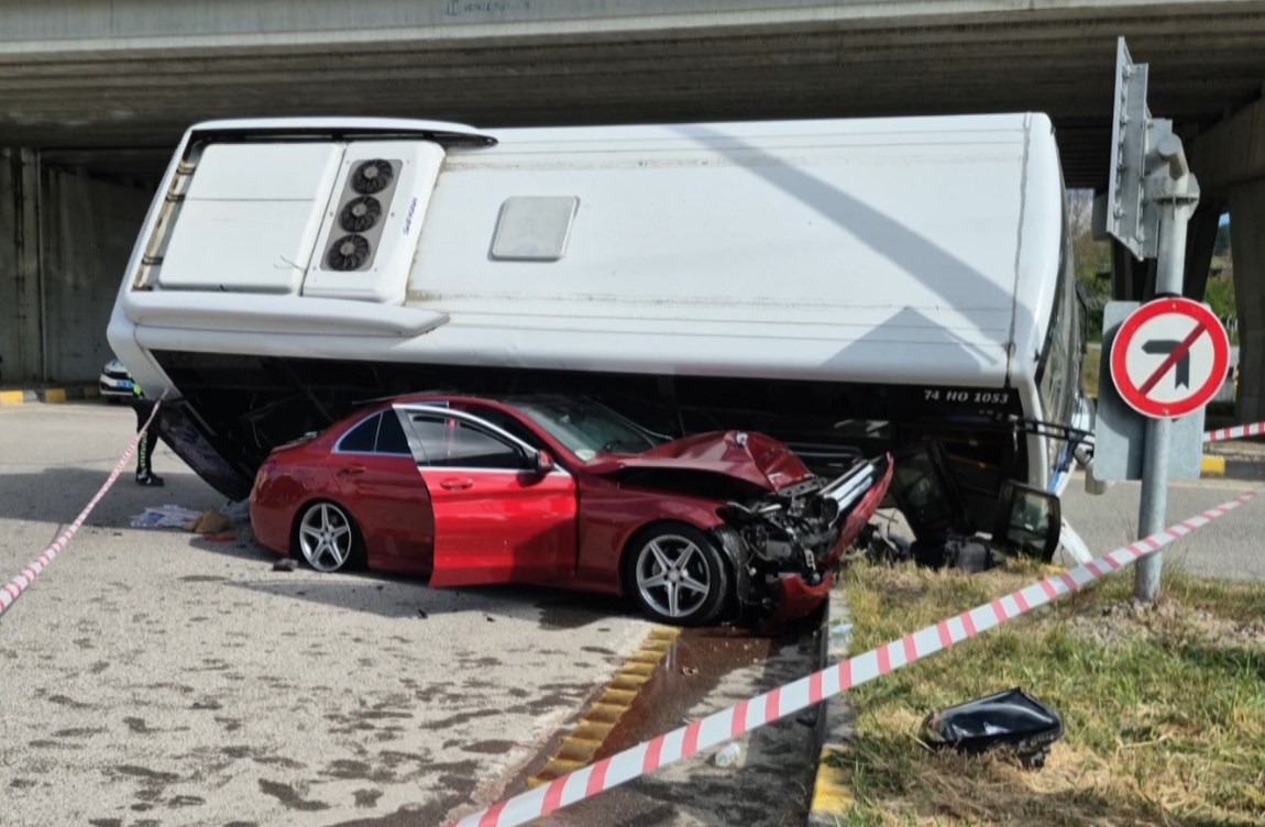 Öğrencileri taşıyan otobüs otomobilin üzerine devrildi - 1