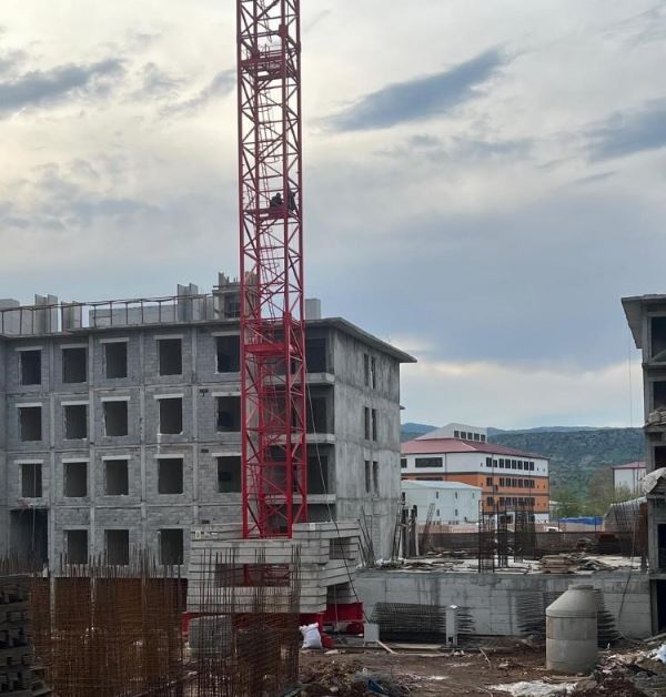 Adıyaman’ın Gölbaşı ilçesinde bir inşaatta çalışan işçiler, ücretlerini alamadıklarını iddia ederek kule vinç üzerine çıkarak eylem yaptı.