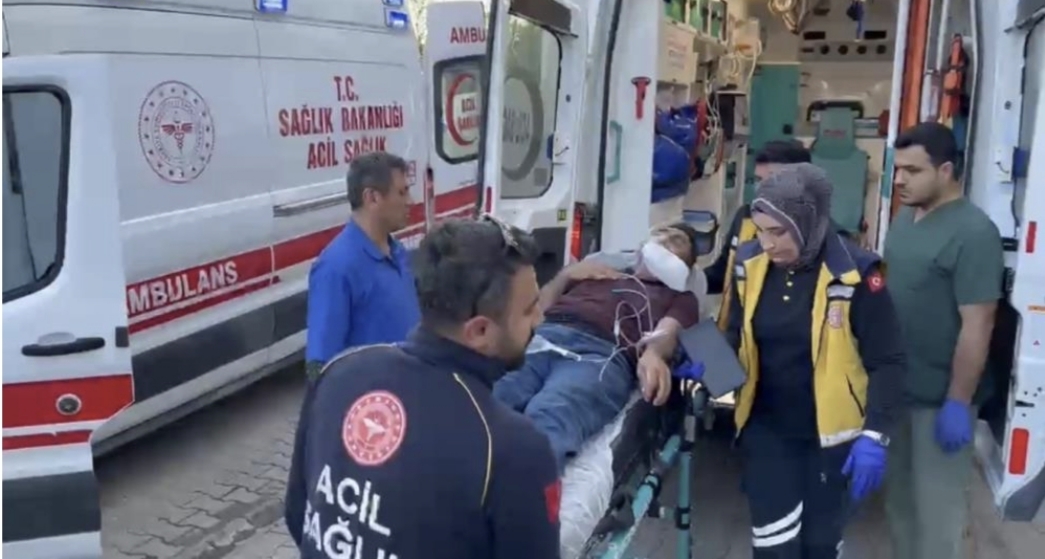 Adıyaman'ın Besni ilçesi Suvarlı Köyü yakınlarında, iki grup arasında çıkan bıçaklı kavgada 4 kişi yaralandı